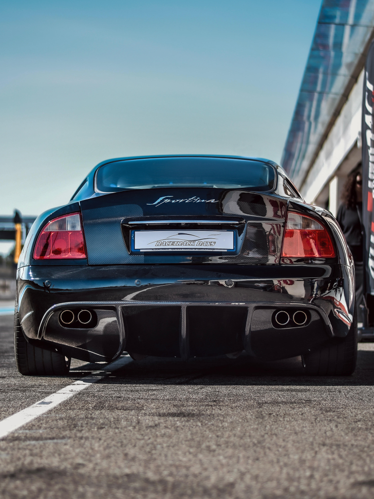Maserati gransport préparée par Sportina Design avec changement du pare choc avant, du pare choc arrière, du capot avant du coffre arrière des bas de caisse par des éléments en carbone cés par sportina Design. Rajout également d'une lame avant carbone